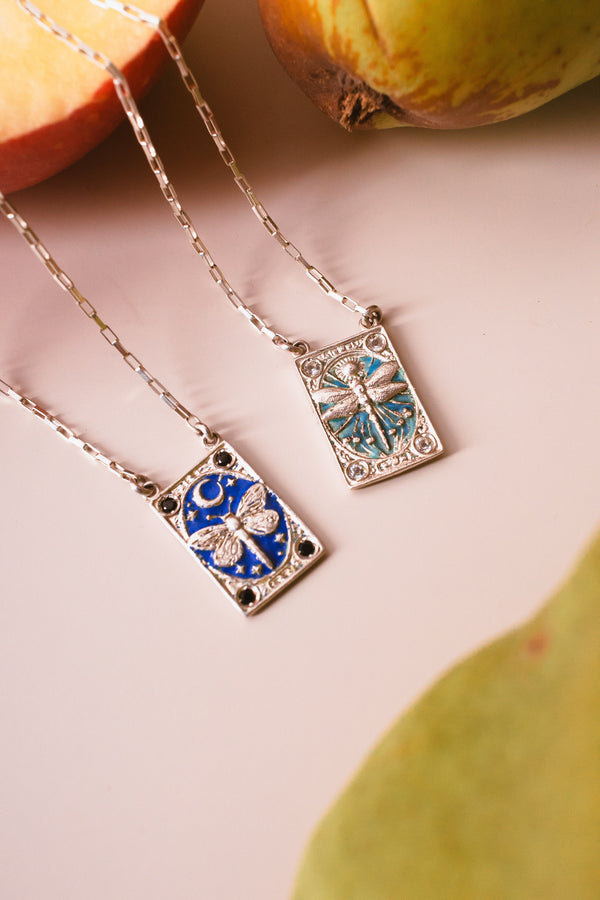 Escapulário Libella Prata, esmalte, espinélio e  topázios incolores Kahla