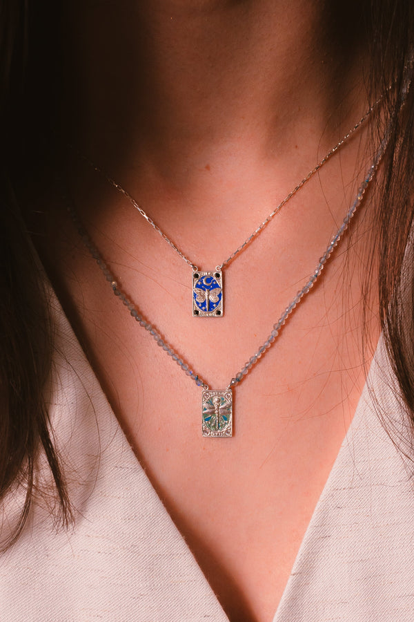 Escapulário Libella Prata, esmalte, espinélio e  topázios incolores Kahla