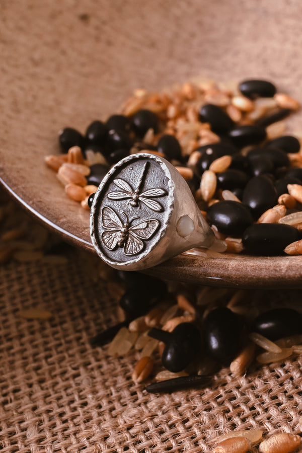 Anel Sinete Mariposa e Libélula Prata,  Ônix e
Madrepérola Kahla