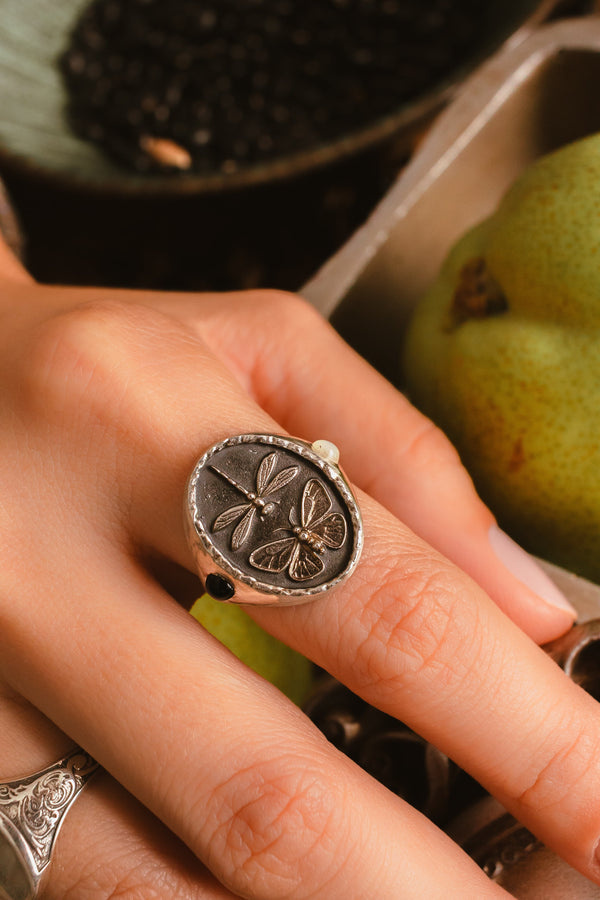 Anel Sinete Mariposa e Libélula Prata,  Ônix e
Madrepérola Kahla