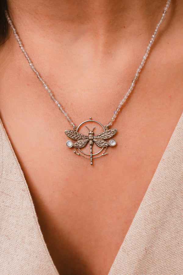 Colar Libélula Prata 925, fio de labradorita, madrepérola Kahla